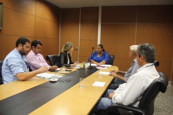 Em reunião na Seduc, a superintendente Isis Queiroz discute redução de gastos 