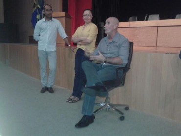 Severino Costa  conversa com os artistas observado por Fabiano Barros e Gilca Lobo