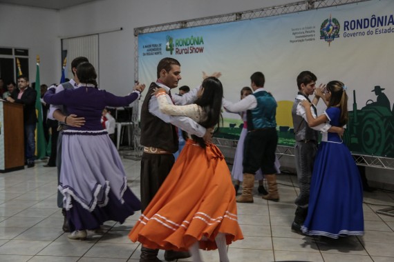Apresentação de dança tradicional gaúcha no lançamento da Rondônia Rural Show em Vilhena.