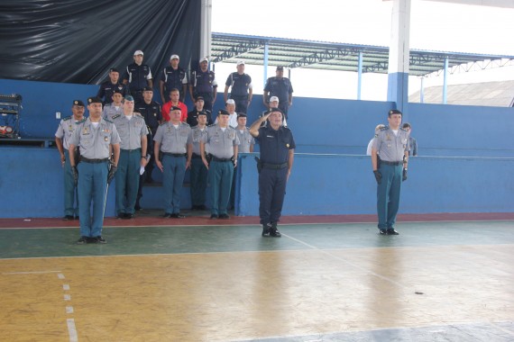 No centro, comandante Prettz; à esquerda, tenente-coronel Fábio Souza; e à direita, coronel Apolinário