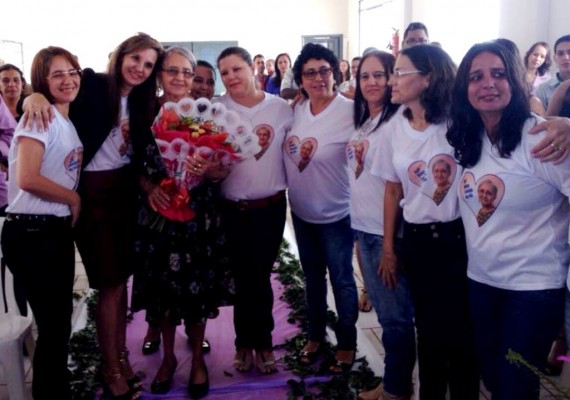 Professora Bárbara Conceição recebeu homenagem da secretária Fátima Gavioli durante visita