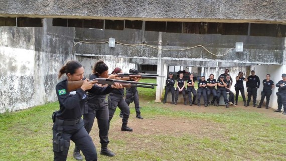 Agentes penitenciárias em aula prática de tiro 