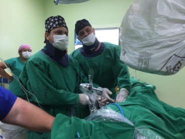 Cirurgia de retirada de cálculos renais pelo método Nefrolitotripsia Percutânea, realizada no HB 