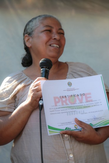 Produtora Maria Augusta Santos recebendo a certificação de sua agroindústria 