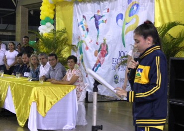  Estudante Viviane Pereira da Silva fez o juramento do atleta.