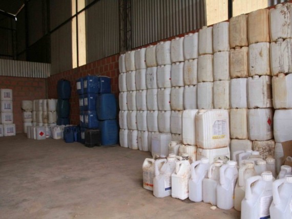 As embalagens vazias dos agrotóxicos devem ser devolvidas a um dos 13 postos de recolhimento da Idaron
