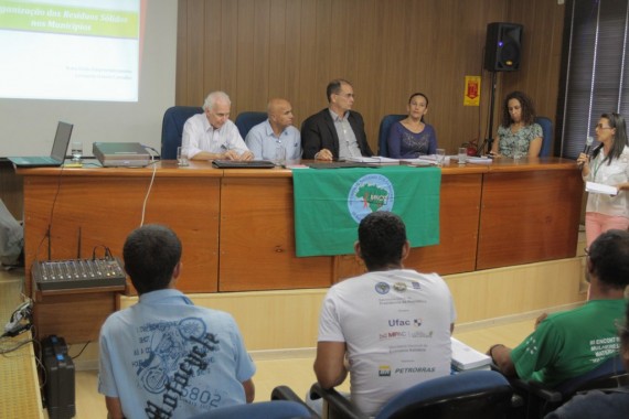 Vice-governador Daniel Pereira debate a política de resíduos sólidos junto aos catadores