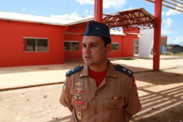 Tenente bombeiro, Moacyr de Paula Júnior, explica as vantagens que o novo quartel oferecerá