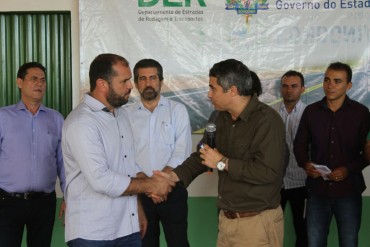 Durante a inauguração da Residência do DER, o diretor Lioberto Caetano deu posse 