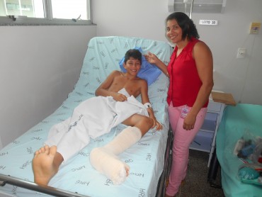  Werik Alexandre dos Santos, de Nova União, fraturou o pé em um acidente de moto e foi operado no Hospital Regional de Cacoal