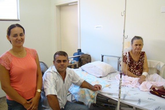 A paciente Jaci Gonçalvez, acompanhada do filho Imar e da neta Angra.  "Melhoria na alimentação foi visível"