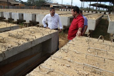 Lioberto Caetano e Ezequiel Júnior na fábrica de pilares da ponte 