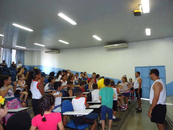 Alunos participam de atividades promovidas pelo Colégio Tiradentes