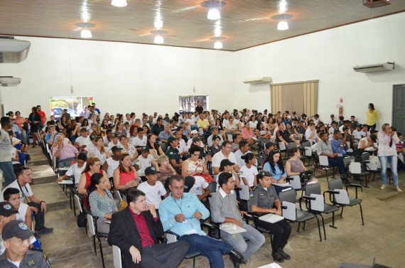 Público lota o auditório do Ceeja, no lançamento do projeto Detran na Escola