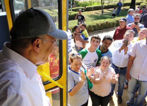 Entrega de ônibus para alunos com necessidades especiais de Alto Paraíso (12)