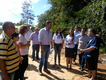 Thiago Flores visita a comunidade