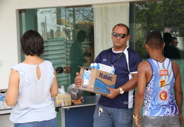 Representante da Comunidade Santa Clara retira os alimentos doados pelo Ipem