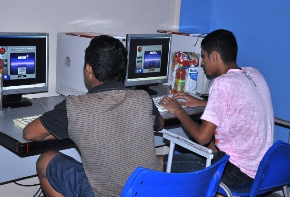 Socioeducandos durante curso de informática dentro da unidade 