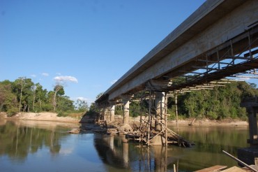 Ponte sobre o rio Jaru, na RO-133, ligando o distrito de Bom Jesus a Theobroma