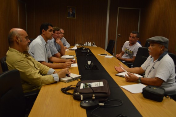 O técnico Alexandre Quirino (centro) coordenou a reunião  com representantes de outros órgãos