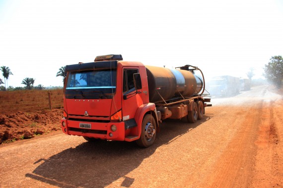 Trabalho de molhar a estrada com caminhões- pipa é intensificado na Estrada da Penal