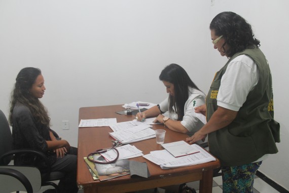 Milles, interna da Comunidade Terapêutica Gileade, é atendida na ação de saúde promovida no Crepad