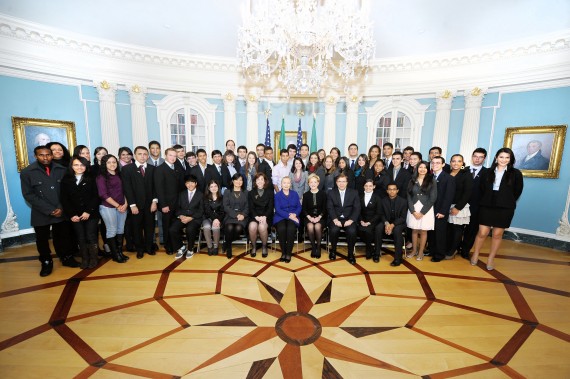 Jovens embaixadores em 2012 reunidos com a ex-primeira dama, Hillary Clinton