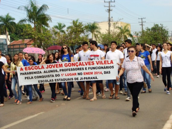 Professores, estudantes e pais foram às ruas de Ji-Paraná contra o álcool e outras drogas