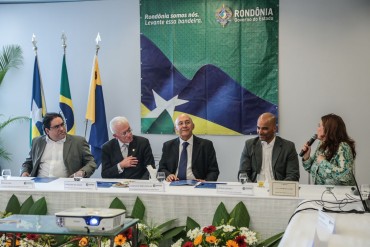 A secretária Fátima apresentou ao ministro os indicadores da educação de Rondônia