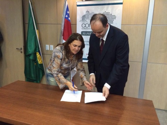 Secretária Fátima Gavioli assina a Carta de Manaus com compromissos para melhorar a educação na região