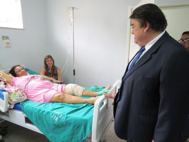 Williames Pimentel, secretário de Saúde, em visita a uma paciente