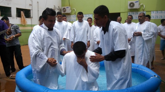 Reeducandos são batizados na Penitenciária Aruana