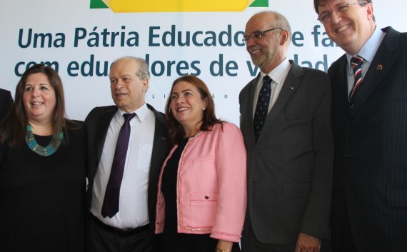 Fátima Gavioli (c) com o ministro Janine (e) e representantes do MEC