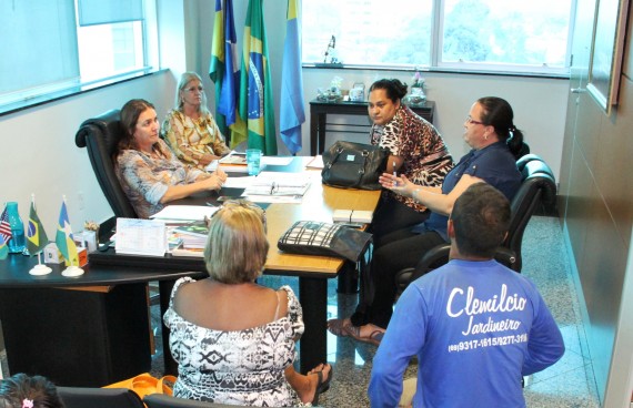 Acompanhados da Coordenadora Regional de Educação, Irany Oliveira, pais de estudantes foram recebidos pela Secretária de Educação. 