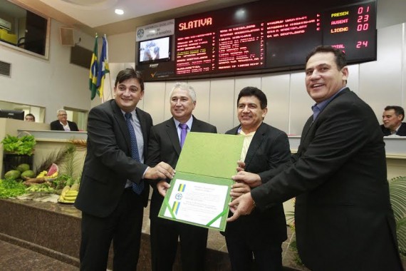 Deputados Cleiton Roque (e) e Maurão de Carvalho (d) entregam Voto de Louvor a Kuiz Gomes, da Emater; e César Teixeira, da Embrapa