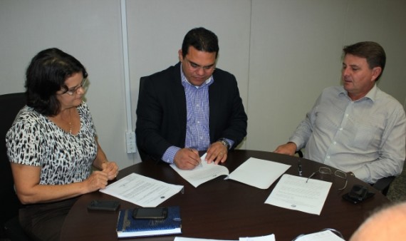 Secretário George Braga e Evandro Padovani assinaram o documento formalizando a parceria da Sepog com a Seagri
