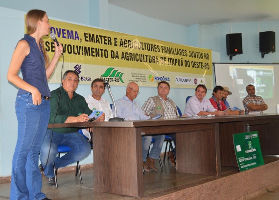 Maristela Madaleno, secretária municipal de agricultura de Itapuã, agradece o cartão Mais Calcário