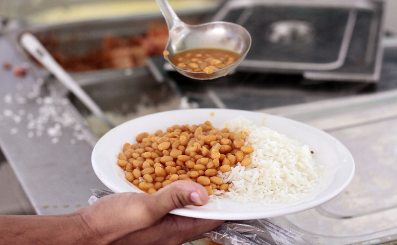 Hábitos cuidadosos de higiene na manipulação de alimentos evitam infecções graves, orienta Sesau