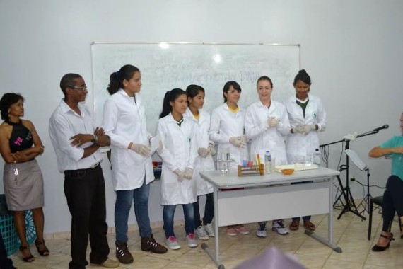 Alunos da Escola 4 de Janeiro em aula de iniciação científica