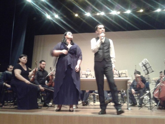 A soprano Carol Martins e o maestro Marcelo de Jesus