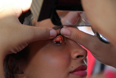Exame em estudante para detectar a presença do tracoma 