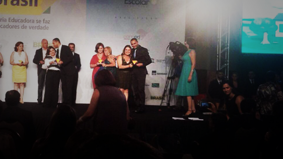 Secretária Fátima Gavioli entregou o Prêmio Gestão Escolar 2015 ao diretor Flávio Antônio, da Escola Estadual Marechal Rondon, de Vilhena