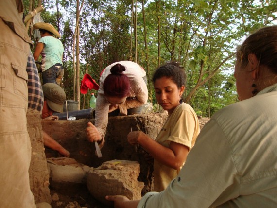 Equipe formada por técnicos da Unir, Sejucel, Exército e Iphan fazem escavação para coletar material