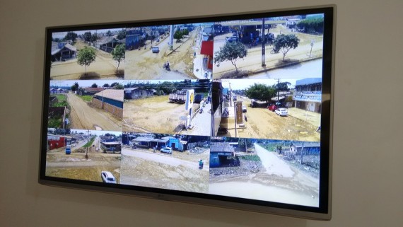 Imagens das ruas são projetadas para uma central, onde é feito o monitoramento  