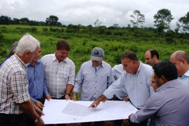 Prefeito Jesualdo Pires mostra no mapa como ficará a estrutura definitiva do maior evento do agronegócio promovido pelo governo estadual e parceiros 