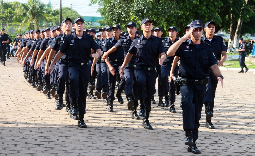 Alunos dos cursos de oficiais e soldados vestiram pela primeira vez o uniforme privativo da Polícia Militar de Rondônia