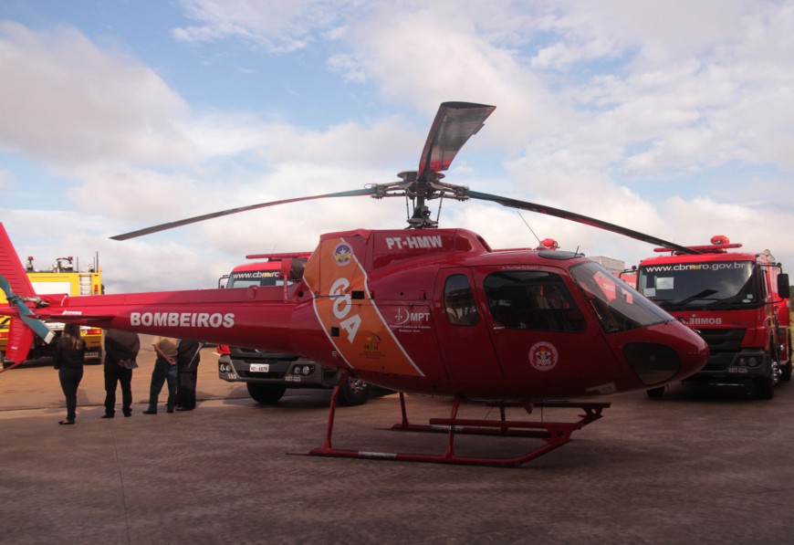 O helicóptero foi adquirido com recursos destinados pelo Tribunal Regional do Trabalho e pode transportar seis pessoas