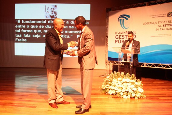 Ricardo Plácido recebeu uma homenagem do governador