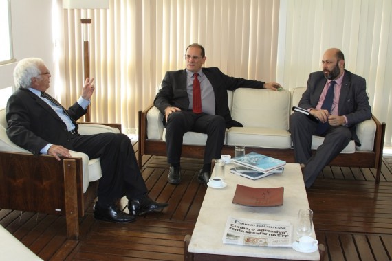 Embaixador equatoriano, Horário Borja, em reunião com Daniel Pereira e Elder Risler, em Brasília