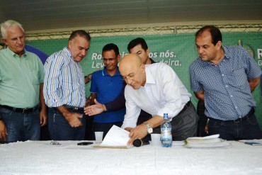 Autoridades durante assinatura de autorização do projeto do Centro de convenções de Ji-Paraná